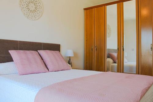 Isla de Arosa Apartment | Inviting Rondel Isla de Arousa: Family-Friendly Retreat