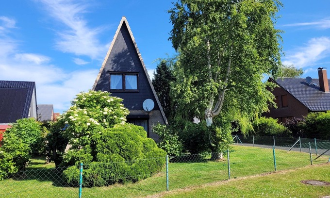 Neufeld House | Cozy Roof House by the North Sea with Enclosed Garden