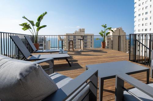 Netanya Apartment | Rooftop Oasis: 4-Star Escape with Ocean Views & Dining