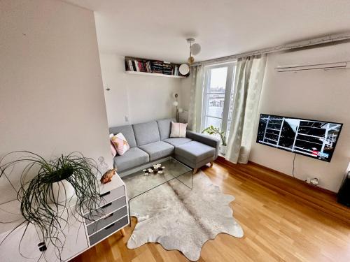 Nusle Apartment | Elevated Rooftop Apartment: Family-Friendly Retreat Awaits