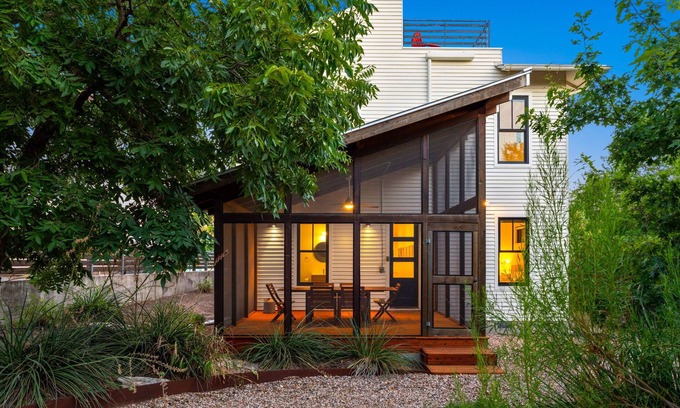 Foster Heights House | Modern Comfort at East Side: Family-Friendly with Breakfast