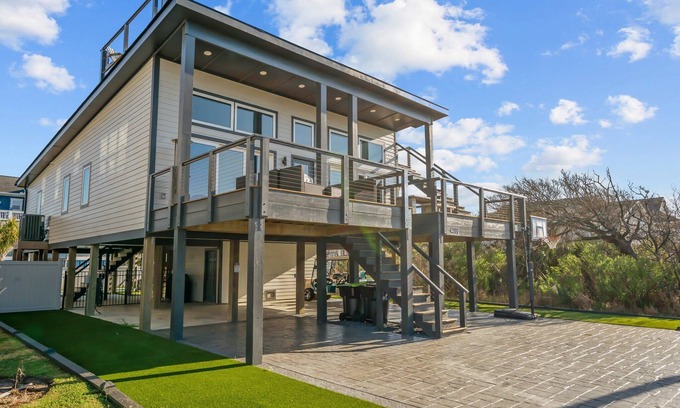Long Beach House | Rooftop Deck, Ocean Views, & Backyard Oasis in OKI