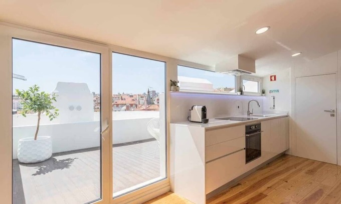 Principe Real Apartment | Sunset Retreat: Rooftop Flat with Terrace and Spa Amenities