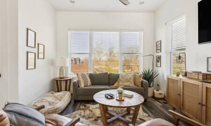 Hurwood Heights House | Pet-Friendly Rooftop Retreat Near Geodis Park