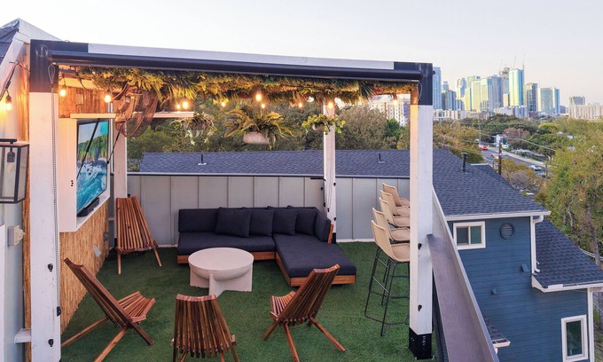 Riverside House | Skyline Views from Rooftop Deck - Guest Rated 10/10