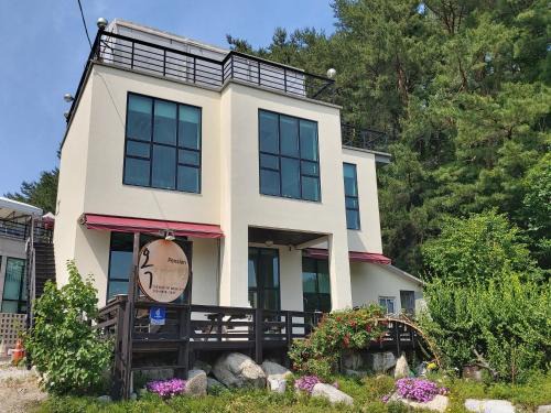 Gangneung House | Tranquil Rooftop Moonlight Pension with Family-Friendly Kitchen