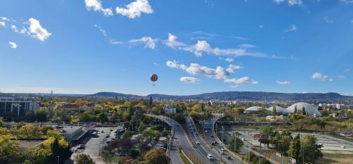 Herminamezo Apartment | Stunning Rooftop Panorama with Child-Friendly Amenities