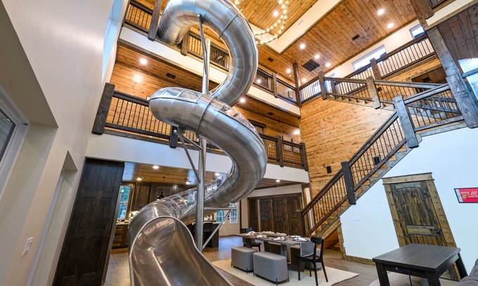 Broken Bow Cabin | Experience Fun on the Rooftop Patio at Our Lakeview Cabin