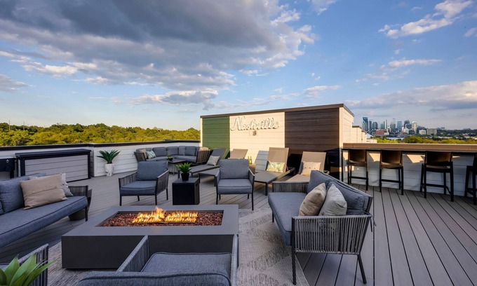 Haynes Area House | Rooftop Skyline Views in Downtown Nashville - Sleeps 12