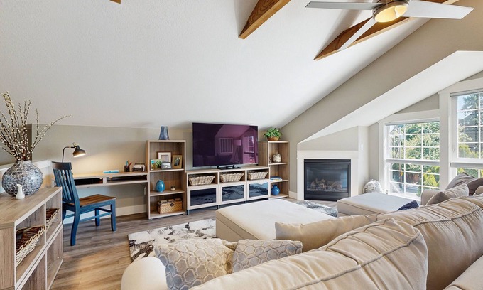 McMinnville Apartment | Rooftop studio with gas fireplace, WiFi, central AC - near restaurants/wineries