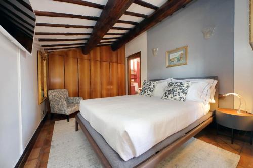 Ripa House | Elegant Francesa Suite with Inviting Hot Tub Amenities