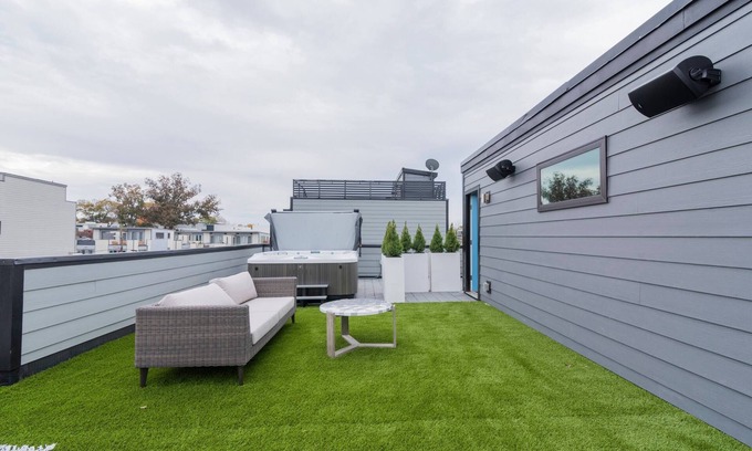 Third Ward House | Rooftop Retreat with Hot Tub, Steps from BofA Stadium