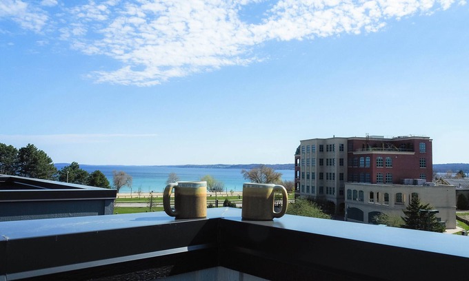 Traverse City Condo | Inviting Condo with Rooftop Views & Beach Access