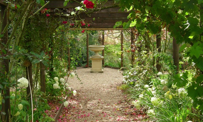 Stockcross Bed & Breakfast | Experience Rookwood Farmhouse: 4-Star Retreat with Spa & Pool