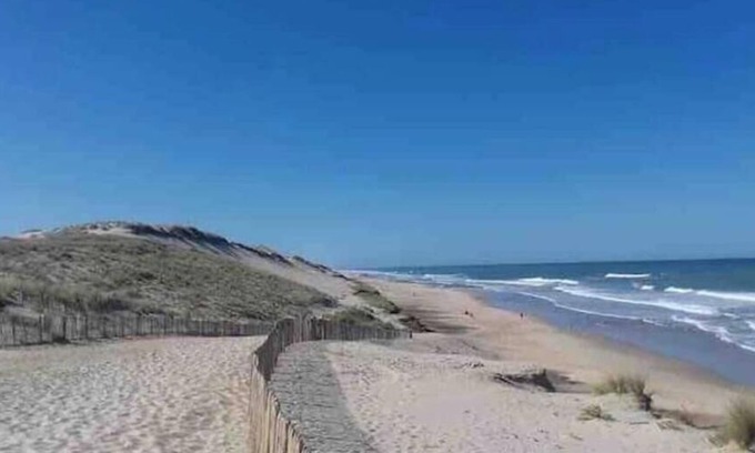 Naujac-Sur-Mer Bed & Breakfast | Serene Room 1: Ideal for Families Near Ocean and Estuary