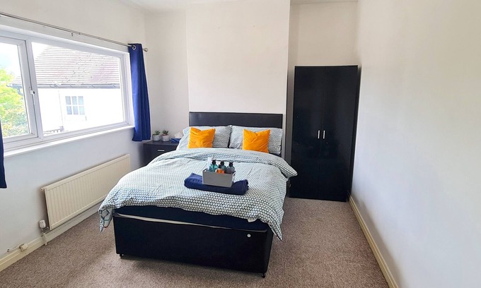 Iver House | Cozy Double Room with Wifi - Steps from Iver Station