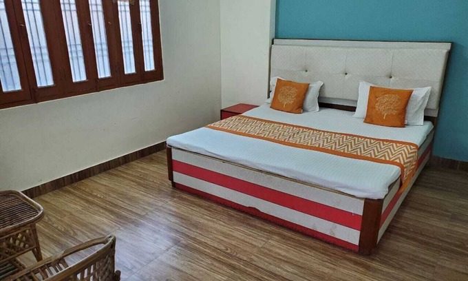 Varanasi Cabin | Convenient Room Near River & Golden Temple for Families