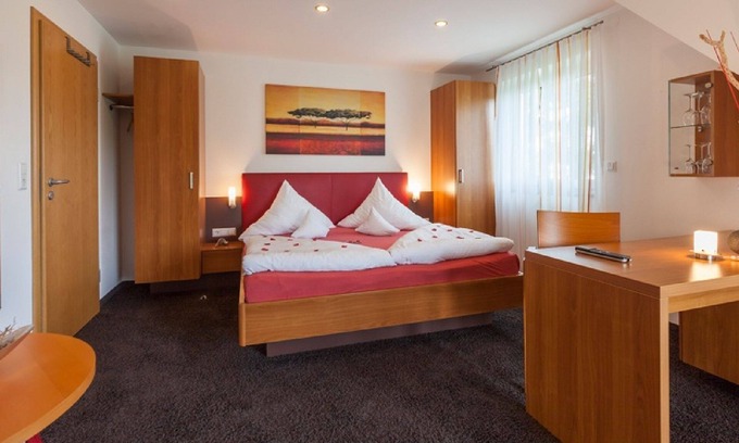 Hagnau Apartment | Room '205' with Shared Garden, Balcony and Wi-Fi