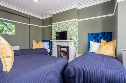Llandudno House | Room 3 plus optional additional lounge area with double sofa bed, 23 Deganwy Avenue