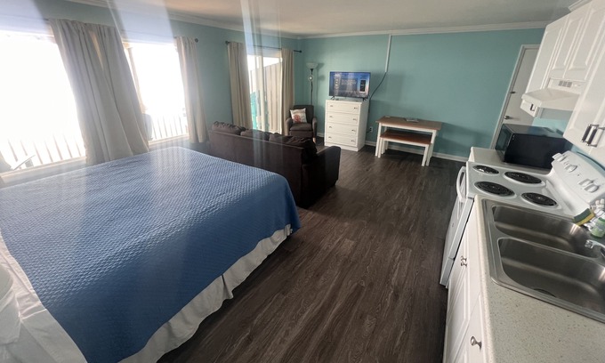 Topsail Beach Hotel | Pet-Friendly Ocean View King Room with Kitchen Amenities