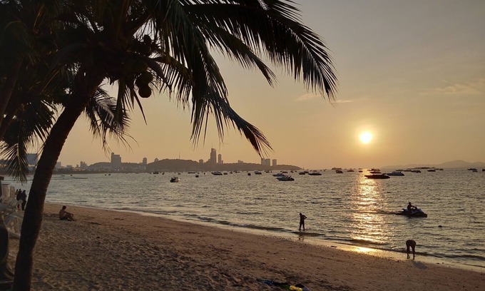 Pattaya Bay Apartment | Oceanfront Room 306 at Pattaya Tower with Spa & Pool