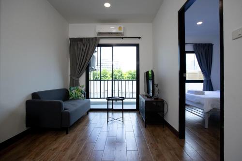 Khlong Toei Apartment | Discover Room 36: Pet-Friendly Stay with Pool & Hot Tub