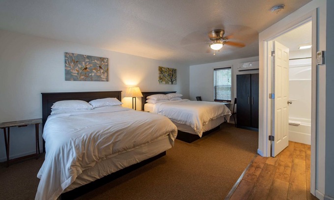 Indian River House | Cozy Room 4 at Inland Lakes Motel in Indian River, MI