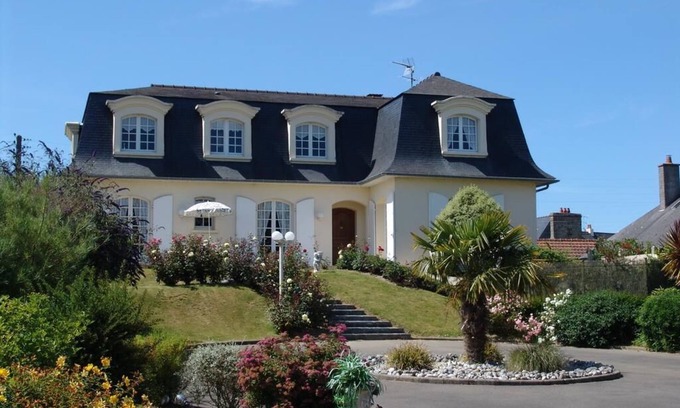 Le Loroux-Bottereau Bed & Breakfast | Cozy Retreat at Room 4 La Mansardiere Awaits You