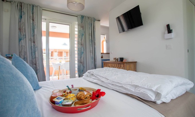 Saint-Francois Hotel | Relax in Room 6 "Le Palmier Fortunei" with Pool & Spa