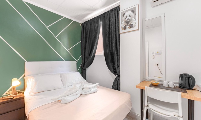 Torrevieja Bed & Breakfast | Room '7A' with Wi-Fi and Air Conditioning