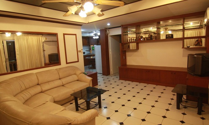 Pattaya Bay Apartment | Oceanfront Room 802 at Pattaya Tower with Pool & Spa