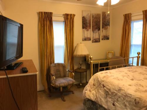 Rochester House | Convenient Stay Near Airport & Medical Center with Breakfast