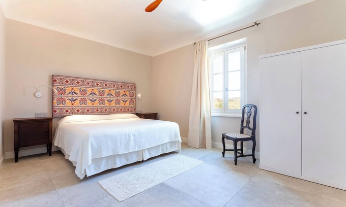 Alghero Apartment | Room 'Aline' with shared pool, Wi-Fi and air conditioning