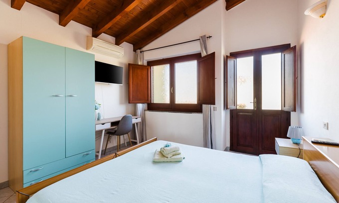 Palmas Arborea Apartment | Inviting Room 'Camera 4' with Shared Terrace & Wi-Fi
