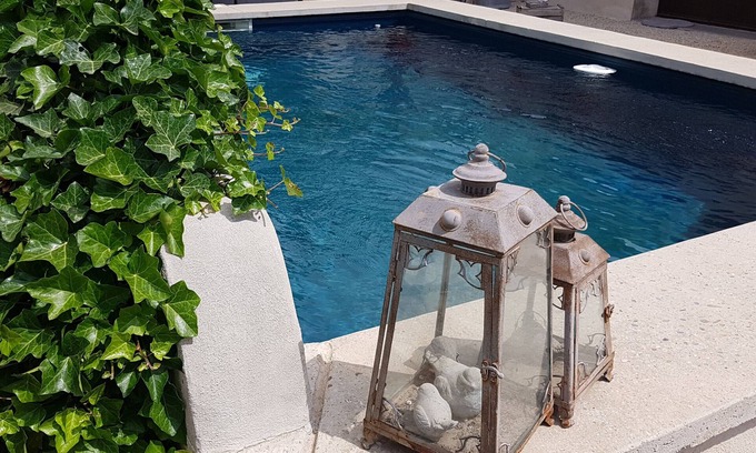 Chateauneuf-de-Gadagne Bed & Breakfast | Relax in Room 'Cardinale' with Pool, Wi-Fi & Air Conditioning