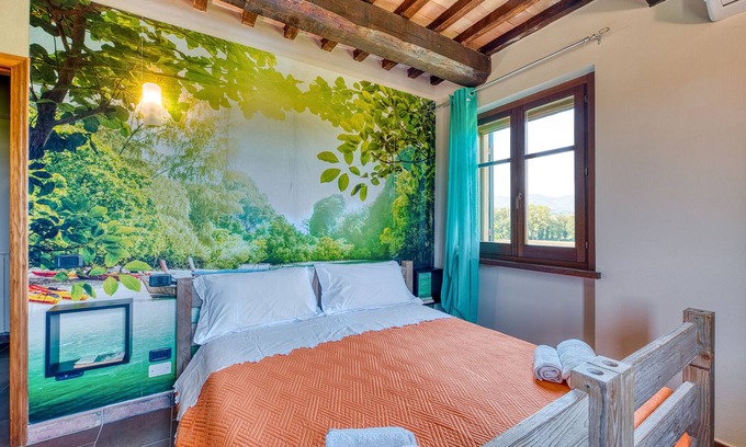 Montefalco Apartment | Room 'Cipriano' with Shared Garden, Wi-Fi and Air Conditioning