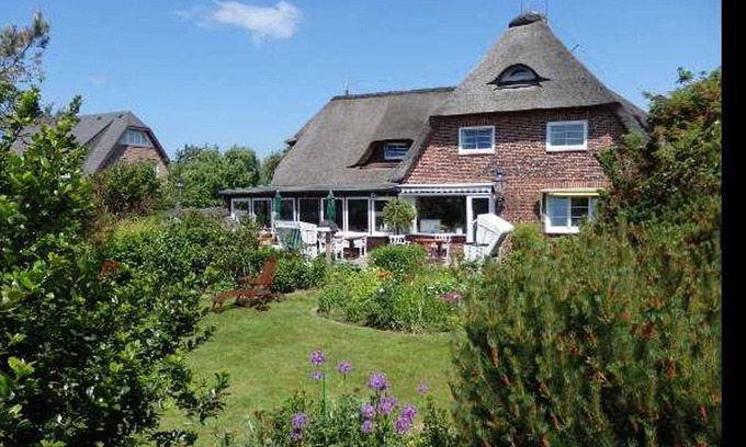 Wenningstedt-Braderup Cottage | Oceanfront Escape at Pension Möwennest: Pet Friendly Stay
