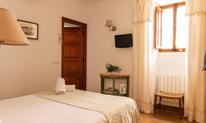 Sa Cabaneta Apartment | Room 'Doble Económica' with Shared Pool, Wi-Fi and Air Conditioning