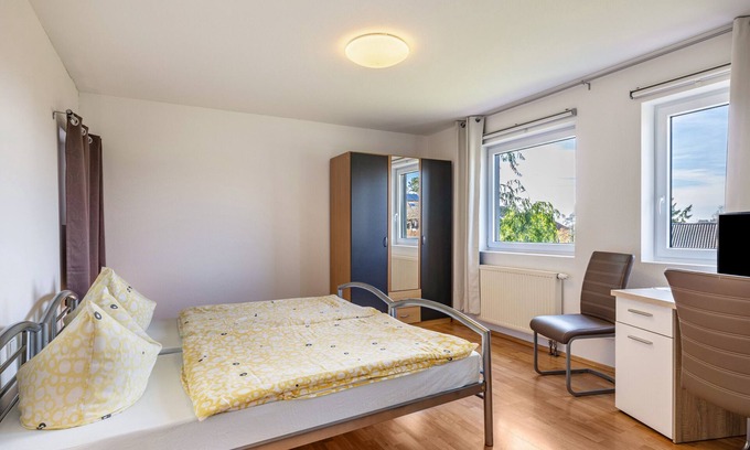 Wanne Apartment | Room 'Doppelzimmer 2' with Shared Garden and Wi-Fi