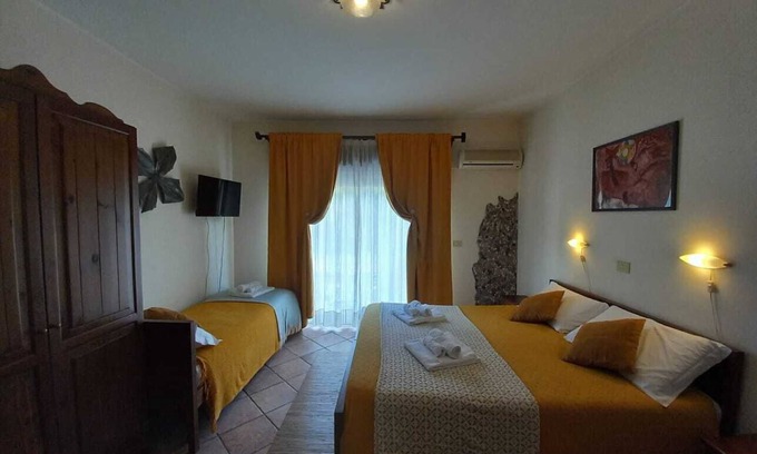 Villagonia Apartment | Room 'Family Con Vista' with Balcony, Wi-Fi and Air Conditioning