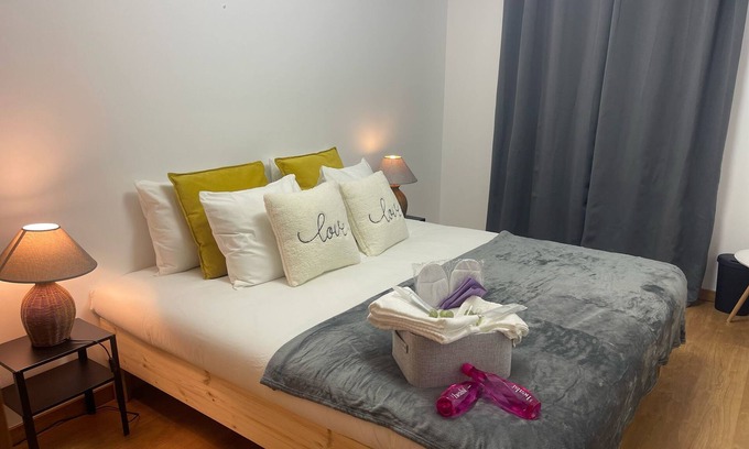 Palhais Apartment | Room for 2 people with WC Living Room and Kitchen