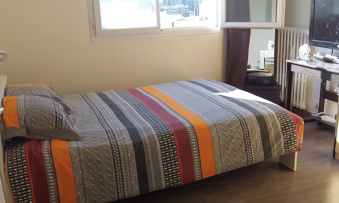 Le Kremlin-Bicetre Bed & Breakfast | Comfortable Room for Rent with Secure Parking & Spa Access