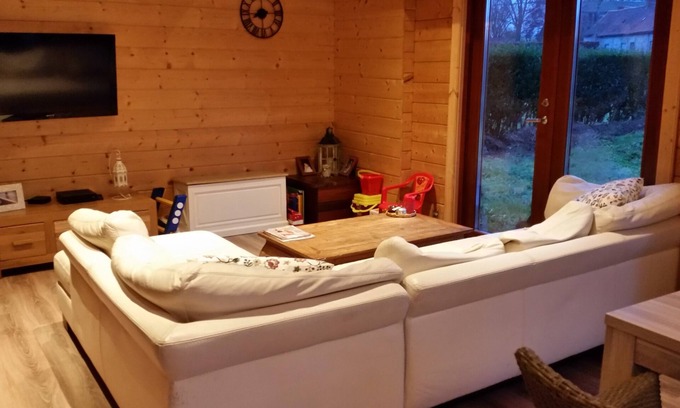 Maubray House | Cozy Room Retreat in a Wooden House with Key Amenities