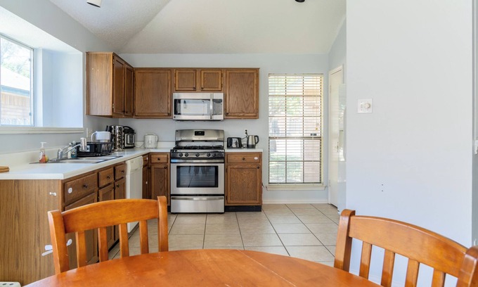 Round Rock House | Perfect Getaway for Pets and Families with Free Drinks!