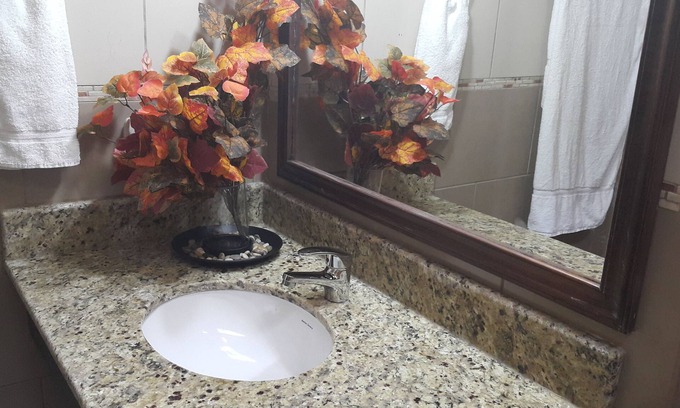 Granada Hotel | Scenic Lakefront Room with Spa and Pet-Friendly Amenities
