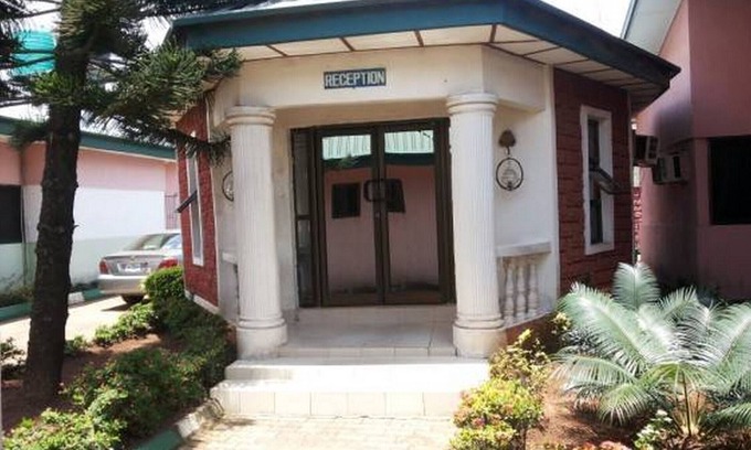 Asaba House | Discover Comfort at Garentiti Apartment - Silver Room Asaba