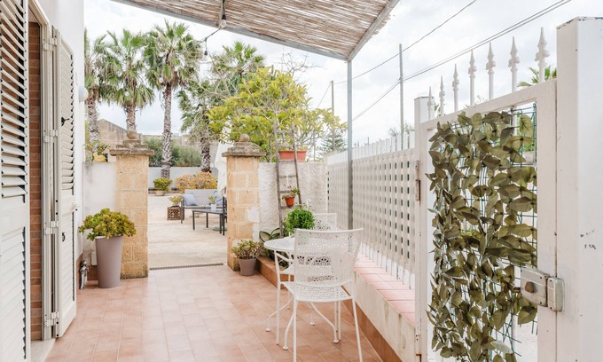 Marsala Apartment | Room 'Giovanna' with Shared Terrace, Wi-Fi and Air Conditioning