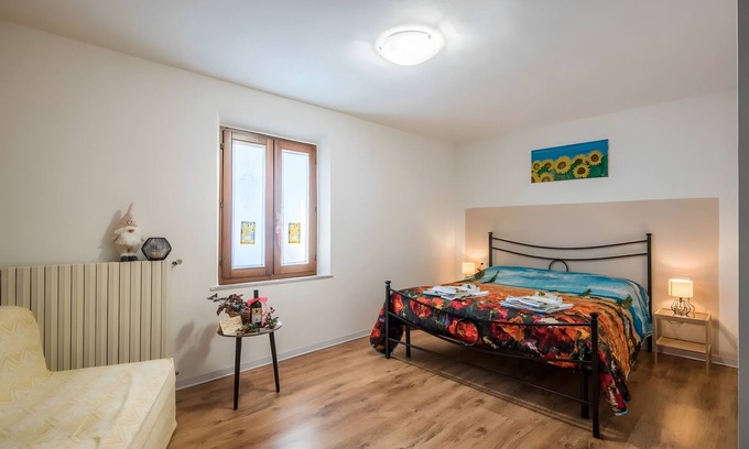 Buonconvento Apartment | Room 'Girasole' with Wi-Fi and Air Conditioning