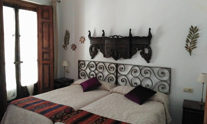 Villarrubia de Santiago Apartment | Room 'Habitación 2' with Private Garden, Wi-Fi and Air Conditioning
