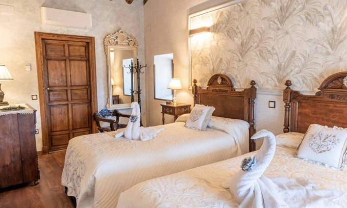 Noves Apartment | Room 'Habitación Constanza' with Shared Pool, Shared Terrace and Wi-Fi
